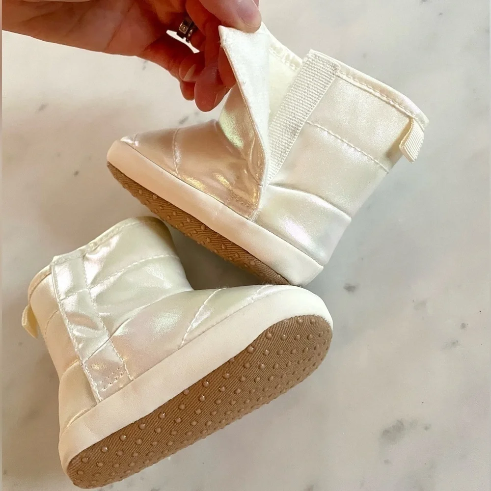 Old Navy Iridescent White Baby Puffer Boots 3-6 Months